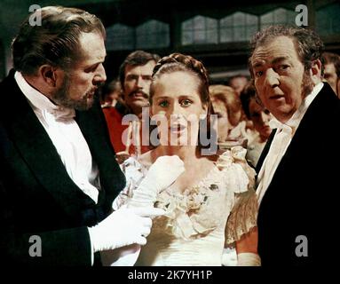 Vincent Price, Hilary Heath & Rupert Davies Film: The Oblong Box (UK 1969) Characters: Sir Julian Markham,Elizabeth Markham (as Hilary Dwyer) & Joshua Kemp  Director: Gordon Hessler 11 June 1969   **WARNING** This Photograph is for editorial use only and is the copyright of AIP and/or the Photographer assigned by the Film or Production Company and can only be reproduced by publications in conjunction with the promotion of the above Film. A Mandatory Credit To AIP is required. The Photographer should also be credited when known. No commercial use can be granted without written authority from th Stock Photo