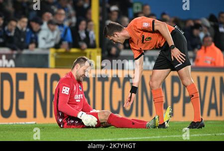 Brugges, Belgium. 19th Oct, 2022. Simon Mignolet (22) of Club Brugge and referee Wesli De Cremer pictured during a Jupiler Pro League Belgian first division soccer game between Club Brugge KV and Sint-Truidense VV on the 13th matchday in the 2022-2023 season , on Wednesday 19 of October 2022 in Brugge , Belgium . PHOTO SPORTPIX | DAVID CATRY Credit: David Catry/Alamy Live News Stock Photo