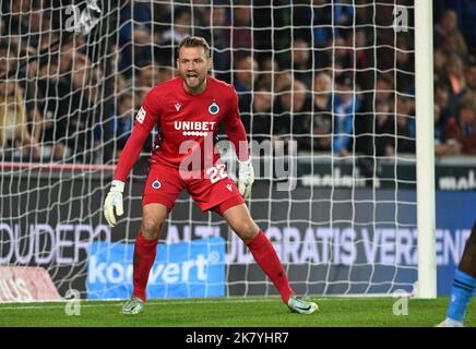 Brugges, Belgium. 19th Oct, 2022. Simon Mignolet (22) of Club Brugge pictured during a Jupiler Pro League Belgian first division soccer game between Club Brugge KV and Sint-Truidense VV on the 13th matchday in the 2022-2023 season , on Wednesday 19 of October 2022 in Brugge , Belgium . PHOTO SPORTPIX | DAVID CATRY Credit: David Catry/Alamy Live News Stock Photo