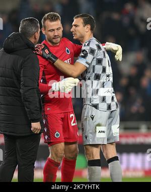 Brugges, Belgium. 19th Oct, 2022. Simon Mignolet (22) of Club Brugge and goalkeeper Jo Coppens (12) of STVV pictured during a Jupiler Pro League Belgian first division soccer game between Club Brugge KV and Sint-Truidense VV on the 13th matchday in the 2022-2023 season , on Wednesday 19 of October 2022 in Brugge , Belgium . PHOTO SPORTPIX | DAVID CATRY Credit: David Catry/Alamy Live News Stock Photo