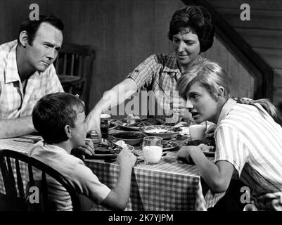 Biff Mcguire, Laurunda Barrett, Jackie Marlowe & Sondra Locke Film: The Heart Is A Lonely Hunter (USA 1968) Characters: Mr. Kelly,,Bubber & Mick  / Literaturverfilmung (Based On The Book By Carson Mccullers) Director: Robert Ellis Miller 31 July 1968   **WARNING** This Photograph is for editorial use only and is the copyright of WARNER BROS.SEVEN ARTS and/or the Photographer assigned by the Film or Production Company and can only be reproduced by publications in conjunction with the promotion of the above Film. A Mandatory Credit To WARNER BROS.SEVEN ARTS is required. The Photographer should Stock Photo