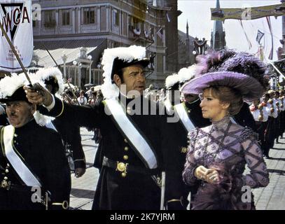 Walter Matthau & Barbra Streisand Film: Hello, Dolly! (USA 1969) Characters: Horace Vandergelder & Dolly Levi  Director: Gene Kelly 16 December 1969   **WARNING** This Photograph is for editorial use only and is the copyright of 20TH CENTURY FOX and/or the Photographer assigned by the Film or Production Company and can only be reproduced by publications in conjunction with the promotion of the above Film. A Mandatory Credit To 20TH CENTURY FOX is required. The Photographer should also be credited when known. No commercial use can be granted without written authority from the Film Company. Stock Photo