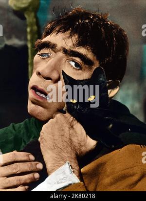 Anthony Quinn Film: Notre Dame De Paris; The Hunchback Of Notre Dame (1956) Characters: Quasimodo  Director: Jean Delannoy 19 December 1956   **WARNING** This Photograph is for editorial use only and is the copyright of ALLIED ARTISTS and/or the Photographer assigned by the Film or Production Company and can only be reproduced by publications in conjunction with the promotion of the above Film. A Mandatory Credit To ALLIED ARTISTS is required. The Photographer should also be credited when known. No commercial use can be granted without written authority from the Film Company. Stock Photo