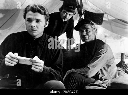 Bill Mauldin, Audie Murphy & John Dierkes Film: The Red Badge Of Courage (USA 1951) Characters: The Loud Soldier,The Youth & The Tall Soldier  / Literaturverfilmung (Based On The Book By Stephen Crane) Director: John Huston 27 September 1951   **WARNING** This Photograph is for editorial use only and is the copyright of MGM and/or the Photographer assigned by the Film or Production Company and can only be reproduced by publications in conjunction with the promotion of the above Film. A Mandatory Credit To MGM is required. The Photographer should also be credited when known. No commercial use c Stock Photo