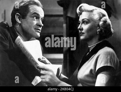 Bob Hope & Marilyn Maxwell Film: Off Limits; Military Policemen (USA 1952) Characters: Wally Hogan & Connie Curtis  / Titel Auch: 'Eintritt Verboten' Director: George Marshall 30 December 1952   **WARNING** This Photograph is for editorial use only and is the copyright of PARAMOUNT PICTURES and/or the Photographer assigned by the Film or Production Company and can only be reproduced by publications in conjunction with the promotion of the above Film. A Mandatory Credit To PARAMOUNT PICTURES is required. The Photographer should also be credited when known. No commercial use can be granted witho Stock Photo