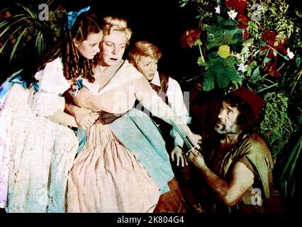 Valerie Windus, Connie Gilchrist, Kit Taylor & Robert Newton Film: Long John Silver (1957) Characters: Girl with Billy Bowlegs (uncredited),Purity Pinker,Jim Hawkins & Long John Silver  Director: Byron Haskin 16 December 1954   **WARNING** This Photograph is for editorial use only and is the copyright of The Film Company and/or the Photographer assigned by the Film or Production Company and can only be reproduced by publications in conjunction with the promotion of the above Film. A Mandatory Credit To The Film Company is required. The Photographer should also be credited when known. No commer Stock Photo