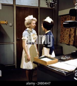 Scene With Jill Browne Television: Emergency – Ward 10 (TV Serie) Characters: WITH  Uk 1957–1967, 19 February 1957   **WARNING** This Photograph is for editorial use only and is the copyright of ITV and/or the Photographer assigned by the Film or Production Company and can only be reproduced by publications in conjunction with the promotion of the above Film. A Mandatory Credit To ITV is required. The Photographer should also be credited when known. No commercial use can be granted without written authority from the Film Company. Stock Photo