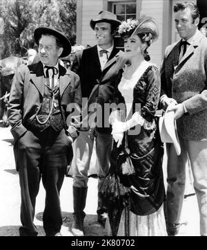 Milburn Stone, Dennis Weaver, Amanda Blake & James Arness Television: Gunsmoke (TV-Serie) Characters: Doc, Chester, Kitty, Matt Dillon  Usa 1955-1975, 10 September 1955   **WARNING** This Photograph is for editorial use only and is the copyright of CBS and/or the Photographer assigned by the Film or Production Company and can only be reproduced by publications in conjunction with the promotion of the above Film. A Mandatory Credit To CBS is required. The Photographer should also be credited when known. No commercial use can be granted without written authority from the Film Company. Stock Photo