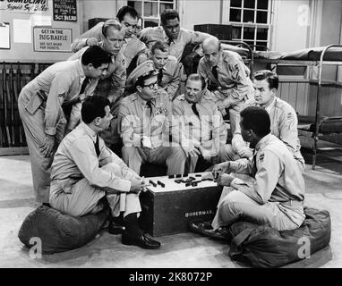 Harvey Lembeck, Allan Melvin, Phil Silvers, Maurice Gosfield, Herbie Faye & Billy Sands Television: The Phil Silvers Show; Sergeant Bilko (TV-Serie) Characters: Cpl. Rocco Barbella, Cpl. Steve Henshaw, MSgt. Ernest G. Bilko, Pvt. Duane Doberman, Cpl. Sam Fender, Pvt. Dino Papparelli  Usa 1955-1959, 20 September 1955   **WARNING** This Photograph is for editorial use only and is the copyright of CBS and/or the Photographer assigned by the Film or Production Company and can only be reproduced by publications in conjunction with the promotion of the above Film. A Mandatory Credit To CBS is requir Stock Photo