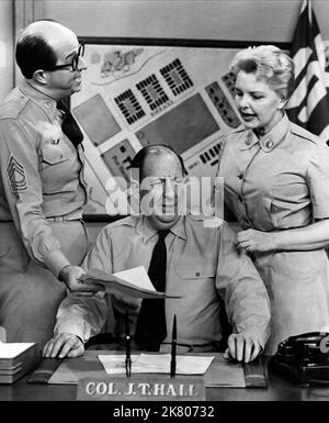 Phil Silvers, Paul Ford & Elisabeth Fraser Television: The Phil Silvers Show; Sergeant Bilko (TV-Serie) Characters: MSgt. Ernest G. Bilko, Col. John T. Hall, MSgt. Joan Hogan  Usa 1955-1959, 20 September 1955   **WARNING** This Photograph is for editorial use only and is the copyright of CBS and/or the Photographer assigned by the Film or Production Company and can only be reproduced by publications in conjunction with the promotion of the above Film. A Mandatory Credit To CBS is required. The Photographer should also be credited when known. No commercial use can be granted without written aut Stock Photo