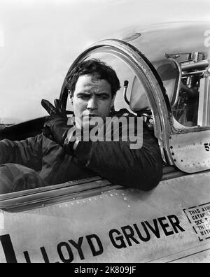 Marlon Brando Film: Sayonara (USA 1957) Characters: Maj. Lloyd 'Ace' Gruver - USAF  / Literaturverfilmung (Based On The Book By James A. Michener) Director: Joshua Logan 05 December 1957   **WARNING** This Photograph is for editorial use only and is the copyright of PENNEBAKER PRODUCTIONS and/or the Photographer assigned by the Film or Production Company and can only be reproduced by publications in conjunction with the promotion of the above Film. A Mandatory Credit To PENNEBAKER PRODUCTIONS is required. The Photographer should also be credited when known. No commercial use can be granted wit Stock Photo