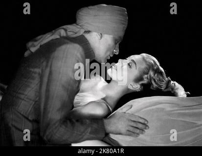 Richard Burton & Lana Turner Film: The Rains Of Ranchipur (USA 1955) Characters: Dr. Major Rama Safti & Lady Edwina Esketh  / Literaturverfilmung (Based On The Book By Louis Bromfield) Director: Jean Negulesco 14 December 1955   **WARNING** This Photograph is for editorial use only and is the copyright of 20TH CENTURY FOX and/or the Photographer assigned by the Film or Production Company and can only be reproduced by publications in conjunction with the promotion of the above Film. A Mandatory Credit To 20TH CENTURY FOX is required. The Photographer should also be credited when known. No comme Stock Photo