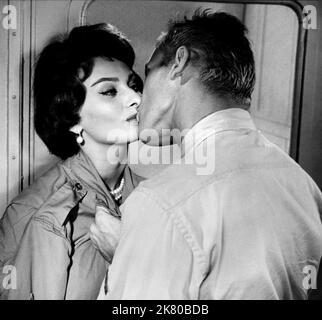 Sophia Loren & Tab Hunter Film: That Kind Of Woman (USA 1959) Characters: Katherine aka Kay & Red  Director: Sidney Lumet 01 June 1959   **WARNING** This Photograph is for editorial use only and is the copyright of PARAMOUNT PICTURES and/or the Photographer assigned by the Film or Production Company and can only be reproduced by publications in conjunction with the promotion of the above Film. A Mandatory Credit To PARAMOUNT PICTURES is required. The Photographer should also be credited when known. No commercial use can be granted without written authority from the Film Company. Stock Photo