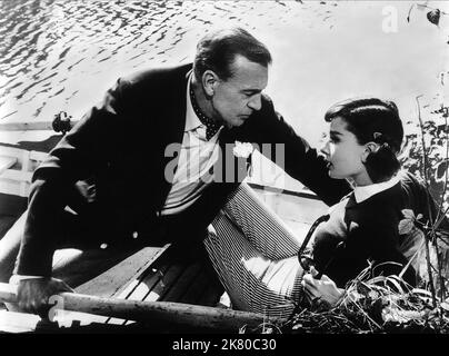 Gary Cooper & Audrey Hepburn Film: Love In The Afternoon (1957) Characters: Frank Flannagan, Ariane Chavasse / Thin Girl  Director: Billy Wilder 30 June 1957   **WARNING** This Photograph is for editorial use only and is the copyright of ALLIED ARTISTS and/or the Photographer assigned by the Film or Production Company and can only be reproduced by publications in conjunction with the promotion of the above Film. A Mandatory Credit To ALLIED ARTISTS is required. The Photographer should also be credited when known. No commercial use can be granted without written authority from the Film Company. Stock Photo