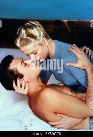 Tony Curtis & Martha Hyer Film: Mister Cory (1957) Characters: Cory, Abby Vollard  Director: Blake Edwards 23 February 1957   **WARNING** This Photograph is for editorial use only and is the copyright of UNIVERSAL and/or the Photographer assigned by the Film or Production Company and can only be reproduced by publications in conjunction with the promotion of the above Film. A Mandatory Credit To UNIVERSAL is required. The Photographer should also be credited when known. No commercial use can be granted without written authority from the Film Company. Stock Photo