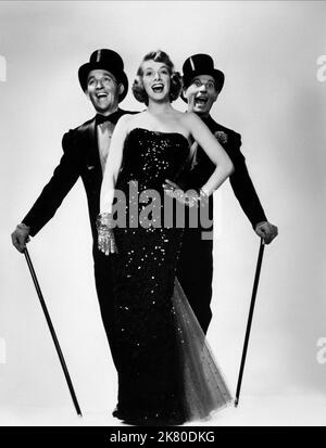 BING CROSBY and ROSEMARY CLOONEY in WHITE CHRISTMAS (1954), directed by  MICHAEL CURTIZ. Credit: PARAMOUNT PICTURES / Album Stock Photo - Alamy