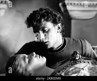 Susan Shentall & Laurence Harvey Film: Romeo And Juliet (1954) Characters: Juliet, Romeo  Director: Renato Castellani 01 September 1954   **WARNING** This Photograph is for editorial use only and is the copyright of UNITED ARTISTS and/or the Photographer assigned by the Film or Production Company and can only be reproduced by publications in conjunction with the promotion of the above Film. A Mandatory Credit To UNITED ARTISTS is required. The Photographer should also be credited when known. No commercial use can be granted without written authority from the Film Company. Stock Photo