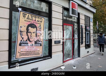 Paris, France. 16th Oct, 2022. View of a destroyed 'Societe Generale' bank on the sidelines of the 'March against expensive living' in Paris. (Photo by Denis Thaust/SOPA Images/Sipa USA) Credit: Sipa USA/Alamy Live News Stock Photo