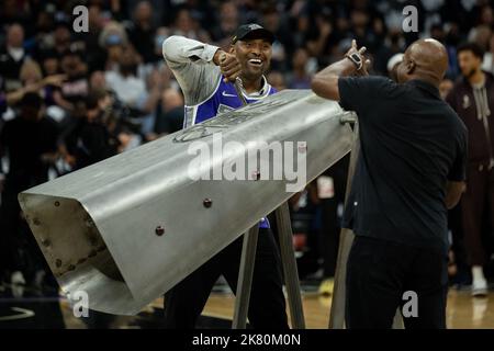 Sacramento, CA, USA. 19th Oct, 2022. Fans ring the cowbell before the start of the game at Golden 1 Center in Sacramento, Wednesday, Oct. 19, 2022. (Credit Image: © Paul Kitagaki Jr./ZUMA Press Wire) Stock Photo