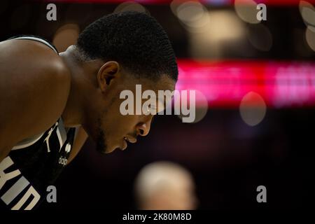Sacramento, CA, USA. 19th Oct, 2022. Sacramento Kings guard De'Aaron Fox (5) gathers his thoughts during timeout in the first half during a game at Golden 1 Center in Sacramento, Wednesday, Oct. 19, 2022. (Credit Image: © Paul Kitagaki Jr./ZUMA Press Wire) Stock Photo