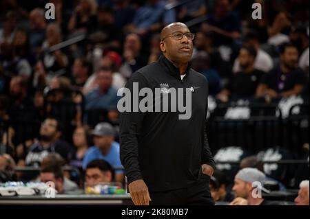 Sacramento, CA, USA. 19th Oct, 2022. Sacramento Kings coach Mike Brown walks back to the bench in the first half during a game at Golden 1 Center in Sacramento, Wednesday, Oct. 19, 2022. (Credit Image: © Paul Kitagaki Jr./ZUMA Press Wire) Stock Photo