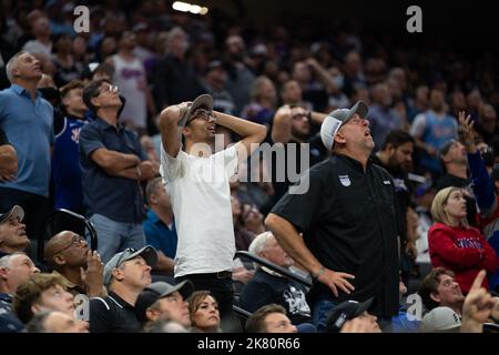 Sacramento, CA, USA. 19th Oct, 2022. Sacramento Kings fans reacts after official call late in the game in the second half at Golden 1 Center in Sacramento, Wednesday, Oct. 19, 2022. (Credit Image: © Paul Kitagaki Jr./ZUMA Press Wire) Stock Photo