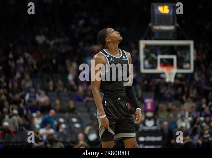 Sacramento, CA, USA. 19th Oct, 2022. Sacramento Kings guard De'Aaron Fox (5) looks at the scoreboard trailing the Portland Trail Blazers in the final seconds of the game at Golden 1 Center in Sacramento, Wednesday, Oct. 19, 2022. (Credit Image: © Paul Kitagaki Jr./ZUMA Press Wire) Stock Photo