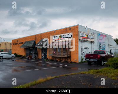 New Hartford, New York - Sep 13, 2022: Landscape Wide View of Bikes and Boards at Surf'n Ski Shop. It a Local Business for all Bikes and Jet Ski Appli Stock Photo