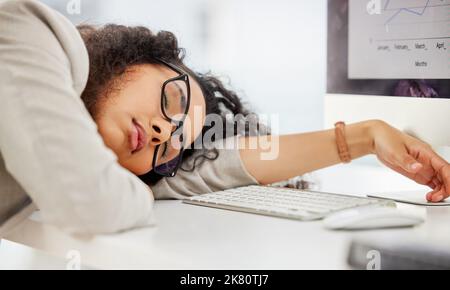 I planned for success, but failed at it today. a young businesswoman sleeping at her desk in an office. Stock Photo