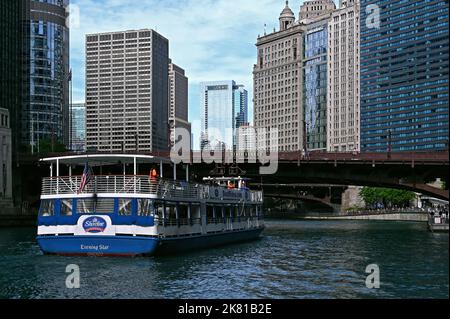 Ausflugsschiff auf dem Chicago River; Chicago, Illinois, Vereinigte Staaten von Amerika Stock Photo