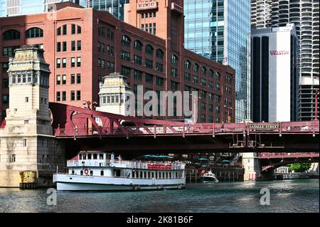 Ausflugsschiff auf dem Chicago River; Chicago, Illinois, Vereinigte Staaten von Amerika Stock Photo