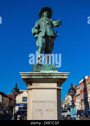 Oliver Cromwell Statue St Ives Cambridgeshire UK. Designed by F. W. Pomeroy and erected on Market Hill St Ives in 1901 by public subscription. Stock Photo