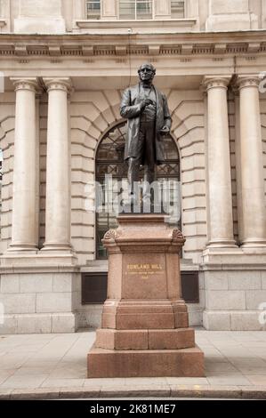 Sir Rowland Hill KCB, FRS (3 December 1795 - 27 August 1879) was an English teacher, inventor and social reformer. He campaigned for a comprehensive r Stock Photo
