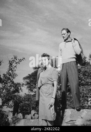 Deborah Kerr & Trevor Howard Film: I See A Dark Stranger (1946) Characters: Bridie Quilty & Lt. David Baynes  Director: Frank Launder 04 July 1946   **WARNING** This Photograph is for editorial use only and is the copyright of RANK and/or the Photographer assigned by the Film or Production Company and can only be reproduced by publications in conjunction with the promotion of the above Film. A Mandatory Credit To RANK is required. The Photographer should also be credited when known. No commercial use can be granted without written authority from the Film Company. Stock Photo