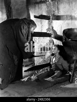 Alec Guinness & John Howard Davies Film: Oliver Twist (UK 1948) Characters: Fagin & Oliver Twist  / Literaturverfilmung (Based On The Book By Charles Dickens) Director: David Lean 28 June 1948   **WARNING** This Photograph is for editorial use only and is the copyright of CINEGUILD and/or the Photographer assigned by the Film or Production Company and can only be reproduced by publications in conjunction with the promotion of the above Film. A Mandatory Credit To CINEGUILD is required. The Photographer should also be credited when known. No commercial use can be granted without written authori Stock Photo