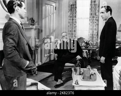 Elisha Cook Jr., Sydney Greenstreet & Humphrey Bogart Film: The Maltese Falcon (USA 1941) Characters: Wilmer Cook, Kasper Gutman, Sam Spade  / Literaturverfilmung (Based On The Book By Dashiell Hammett) Director: John Huston 03 October 1941   **WARNING** This Photograph is for editorial use only and is the copyright of WARNER BROS. and/or the Photographer assigned by the Film or Production Company and can only be reproduced by publications in conjunction with the promotion of the above Film. A Mandatory Credit To WARNER BROS. is required. The Photographer should also be credited when known. No Stock Photo