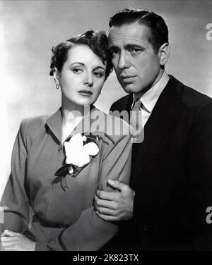 Mary Astor & Humphrey Bogart Film: The Maltese Falcon (USA 1941) Characters: Brigid O'Shaughnessy, Sam Spade  / Literaturverfilmung (Based On The Book By Dashiell Hammett) Director: John Huston 03 October 1941   **WARNING** This Photograph is for editorial use only and is the copyright of WARNER BROS. and/or the Photographer assigned by the Film or Production Company and can only be reproduced by publications in conjunction with the promotion of the above Film. A Mandatory Credit To WARNER BROS. is required. The Photographer should also be credited when known. No commercial use can be granted Stock Photo