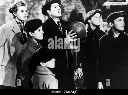 Ingrid Bergman, Billy Ray, Bobby Walberg, Warner Baxter, Wallace Chadwell & Steven Muller Film: Adam Had Four Sons (USA 1941) Characters: Emilie Gallatin, Jack Stoddard (younger), Phillip Stoddard (younger), Adam Stoddard, Chris Stoddard (younger), David Stoddard (younger)  Director: Gregory Ratoff 18 February 1941   **WARNING** This Photograph is for editorial use only and is the copyright of COLUMBIA and/or the Photographer assigned by the Film or Production Company and can only be reproduced by publications in conjunction with the promotion of the above Film. A Mandatory Credit To COLUMBIA Stock Photo