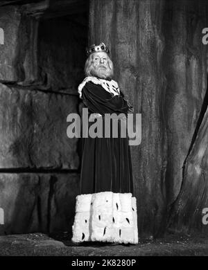 Cedric Hardwicke Film: A Connecticut Yankee In King Arthur'S Court (1946) Characters: king arthur  Director: Tay Garnett 07 April 1949   **WARNING** This Photograph is for editorial use only and is the copyright of PARAMOUNT and/or the Photographer assigned by the Film or Production Company and can only be reproduced by publications in conjunction with the promotion of the above Film. A Mandatory Credit To PARAMOUNT is required. The Photographer should also be credited when known. No commercial use can be granted without written authority from the Film Company. Stock Photo