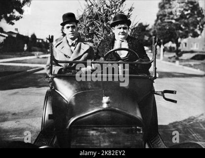 Stan Laurel & Oliver Hardy Film: Big Business; Laurel And Hardy: Big Business (USA 1929) Characters: Stan & Ollie  / Titel Auch: 'Vom Wahnsinn Umzingelt' Oder 'Laurel & Hardy - Das Große Geschäft' Director: James W. Horne & Leo Mccarey 20 April 1929   **WARNING** This Photograph is for editorial use only and is the copyright of HAL ROACH STUDIOS and/or the Photographer assigned by the Film or Production Company and can only be reproduced by publications in conjunction with the promotion of the above Film. A Mandatory Credit To HAL ROACH STUDIOS is required. The Photographer should also be cred Stock Photo