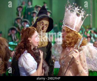 Judy Garland, Ray Bolger & Billie Burke Film: The Wizard Of Oz (USA 1939) Characters: Dorothy Gale, Hunk, Glinda  / Titel Auch: 'Das Zauberhafte Land' Director: Victor Fleming 12 August 1939   **WARNING** This Photograph is for editorial use only and is the copyright of MGM and/or the Photographer assigned by the Film or Production Company and can only be reproduced by publications in conjunction with the promotion of the above Film. A Mandatory Credit To MGM is required. The Photographer should also be credited when known. No commercial use can be granted without written authority from the Fi Stock Photo