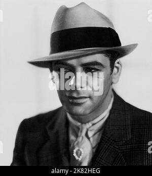 Paul Muni  Film Scarface (USA 1932) Characters: Antonio 'Tony' Camonte  Director: Howard Hawks & Richard Rosson 31 March 1932   **WARNING** This Photograph is for editorial use only and is the copyright of UNITED ARTISTS and/or the Photographer assigned by the  Film or Production Company and can only be reproduced by publications in conjunction with the promotion of the above  Film. A Mandatory Credit To UNITED ARTISTS is required. The Photographer should also be credited when known. No commercial use can be granted without written authority from the  Film Company. Stock Photo
