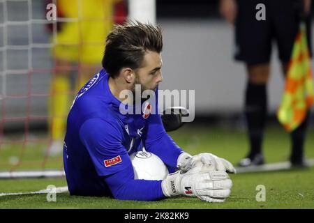 Werkendam - Kozak Boys goalkeeper Bryan Janssen saves the penalty from Melle Meulensteen of Vitesse during the Toto KNVB Cup match between Kozak Boys and Vitesse at Sportpark de Zwaaier on October 19, 2022 in Werkendam, Netherlands. ANP | Dutch Height | BART STOUTJEDIJK Stock Photo