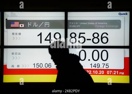 Tokyo, Japan. 20th Oct, 2022. (221020) -- TOKYO, Oct. 20, 2022 (Xinhua) -- An electronic display shows a real-time exchange rate of the Japanese yen against the U.S. dollar in Tokyo, Japan, Oct. 20, 2022.  The Japanese yen dropped past the psychologically important 150 level versus the U.S. dollar on Thursday, marking the first time the currency has dropped to this level since 1990.   TO GO WITH 'Roundup: Japanese yen slumps to 32-year low vs. U.S. dollar, Nikkei ends lower on U.S. recession woes' (Xinhua/Zhang Xiaoyu) Credit: Xinhua/Alamy Live News Stock Photo