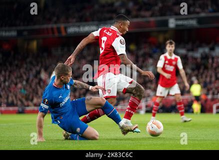 Arsenal's Gabriel Jesus (right) skips past PSV Eindhoven's Joey Veerman during the UEFA Europa League, Group A match at Emirates Stadium, London. Picture date: Thursday October 20, 2022. Stock Photo