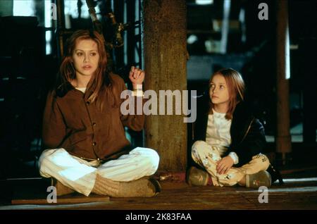 Brittany Murphy, Skye Mccole Bartusiak Film: Don'T Say A Word (USA/AUS/CAN/CH 2001) Characters: Elisabeth Burrows,Jessie Conrad  Director: Gary Fleder 24 September 2001   **WARNING** This Photograph is for editorial use only and is the copyright of 20TH CENTURY FOX and/or the Photographer assigned by the Film or Production Company and can only be reproduced by publications in conjunction with the promotion of the above Film. A Mandatory Credit To 20TH CENTURY FOX is required. The Photographer should also be credited when known. No commercial use can be granted without written authority from th Stock Photo