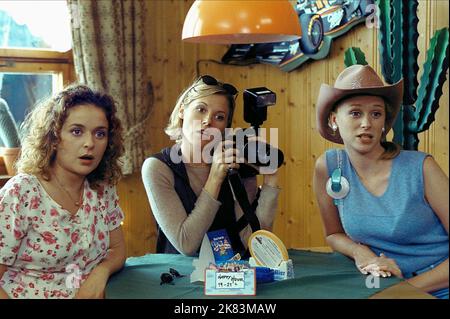 Julia Sawalha, Julie Bowen, Fay Masterson Film: Venus And Mars (DE 2001) Characters: Marie,Lisa,Celeste  Director: Harry Mastrogeorge 15 March 2001   **WARNING** This Photograph is for editorial use only and is the copyright of BUENA VISTA and/or the Photographer assigned by the Film or Production Company and can only be reproduced by publications in conjunction with the promotion of the above Film. A Mandatory Credit To BUENA VISTA is required. The Photographer should also be credited when known. No commercial use can be granted without written authority from the Film Company. Stock Photo