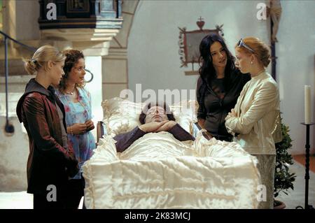 Julie Bowen, Julia Sawalha, Daniela Lunkewitz & Fay Masterson Film: Venus And Mars (DE 2001) Characters: Lisa,Marie,,Celeste  Director: Harry Mastrogeorge 15 March 2001   **WARNING** This Photograph is for editorial use only and is the copyright of BUENA VISTA and/or the Photographer assigned by the Film or Production Company and can only be reproduced by publications in conjunction with the promotion of the above Film. A Mandatory Credit To BUENA VISTA is required. The Photographer should also be credited when known. No commercial use can be granted without written authority from the Film Com Stock Photo