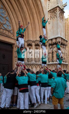 Castells : gente haciendo torres humanas frente a la catedral de Tarragona, espectáculo tradicional en Cataluña, España Stock Photo