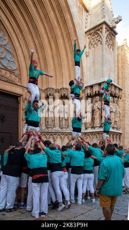 Castells : gente haciendo torres humanas frente a la catedral de Tarragona, espectáculo tradicional en Cataluña, España Stock Photo